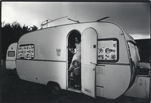 400846 Afbeelding van een caravan op het woonwagenkamp aan de Floridadreef te Utrecht, met enkele bewoners (zigeuners).